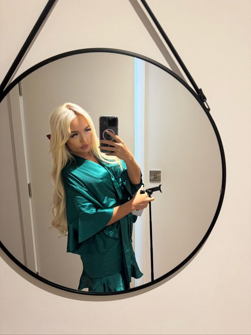 Did my hair in a bow and it's SO CUTE https://t.co/T88oTvL6nW