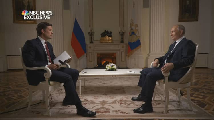 charliekirk11's tweet photo. Why was it good when Keir Simmons interviewed Putin for NBC in 2021 but bad when Tucker does it in 2024?

It's almost like one side writes the rules so it's always "we can do whatever we want, you can never do anything." https://t.co/LhJnFAPOYE