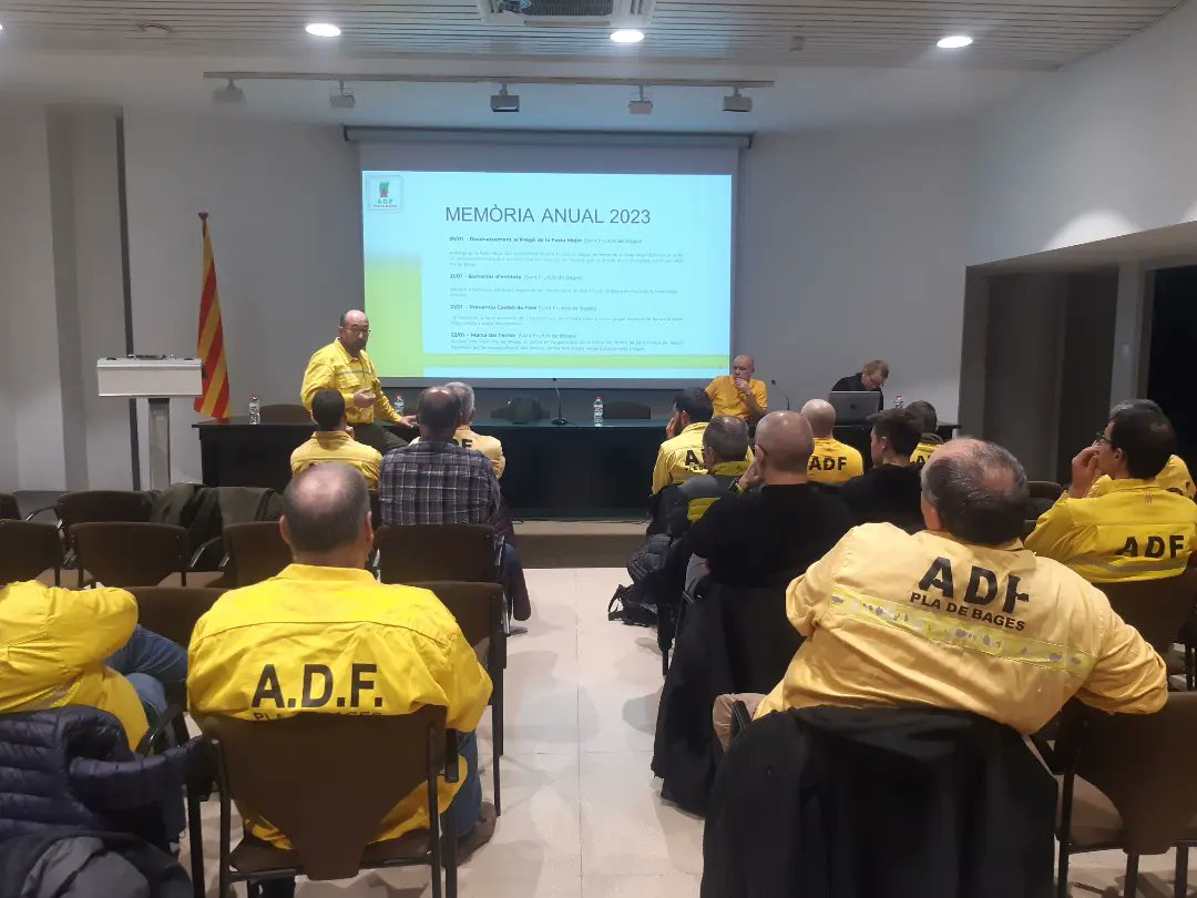 ADFpladebages's tweet photo. Aquest divendres l'@ADFpladebages hem fet la nostra assemblea on hem ratificat la nostra junta actual i el nostre president Sergi Camara. Hem conegut la comissió gestora i hem revisat els comptes anuals. 
Varem recordar-nos que fem una feina important, a veges poc visible. https://t.co/FmbnrcaDBh