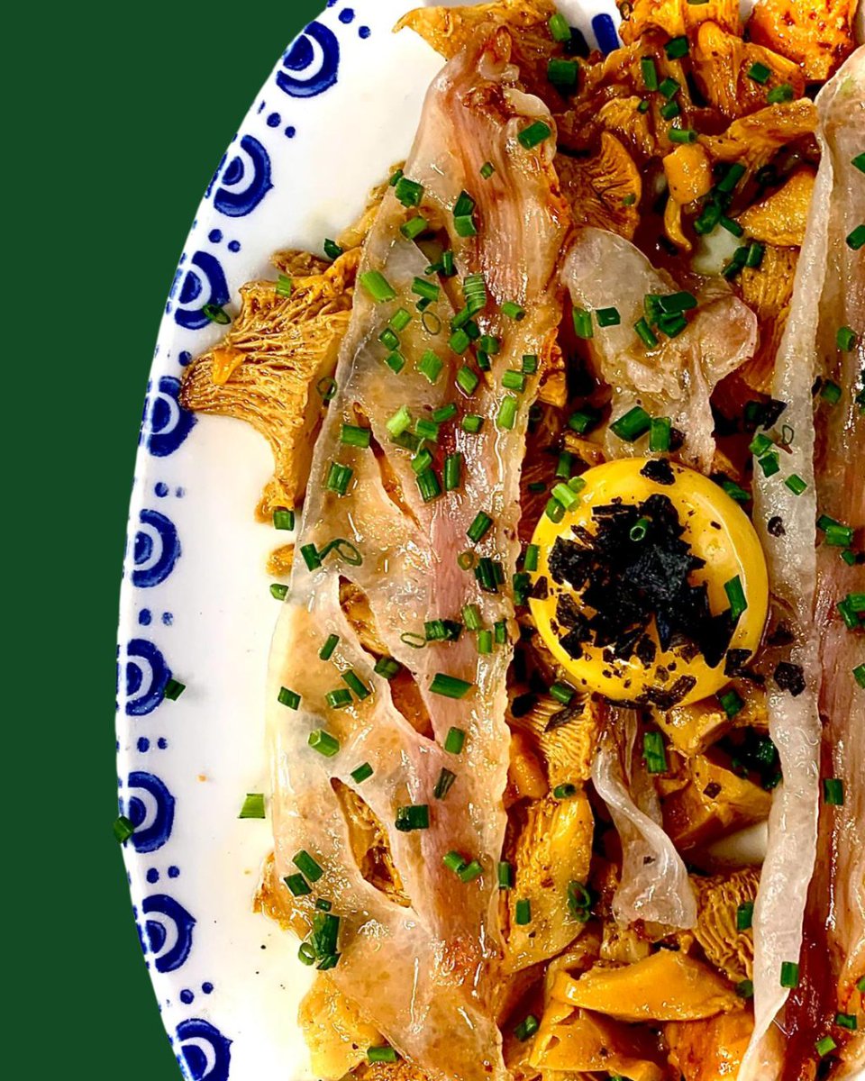 Este platazo de temporada de chantarella salteada con huevo de corral a baja temperatura y papada ibérica🤤 es un must que tienes que probar si o si en @migacana 🔝