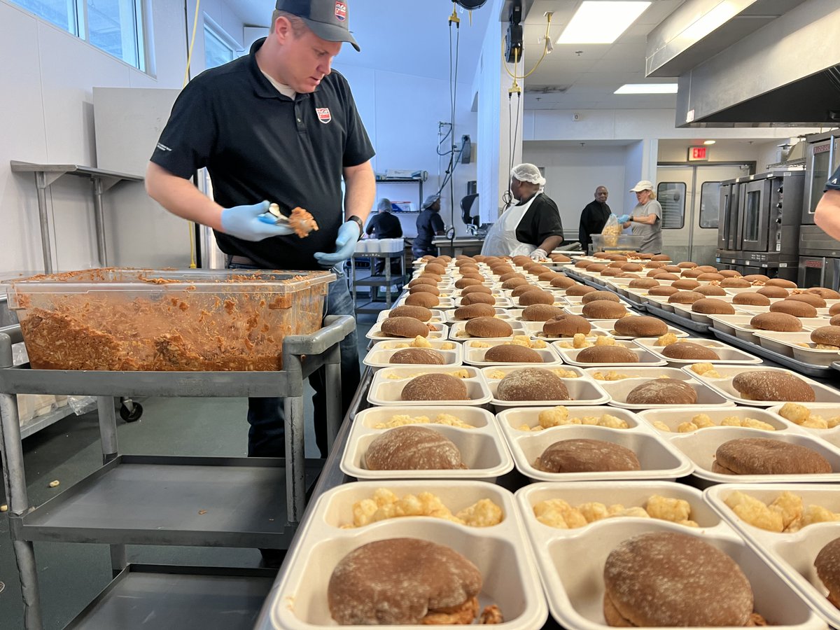 ColonialOilInd's tweet photo. Uniting hearts, giving back to our community - because the joy of service is found in the shared spirit of compassion.

Our team helped to pack 4,238 meals to be distributed in Savannah and surround counties.

#givingback #service #community #ColonialCares https://t.co/Wnm4mCeyPT