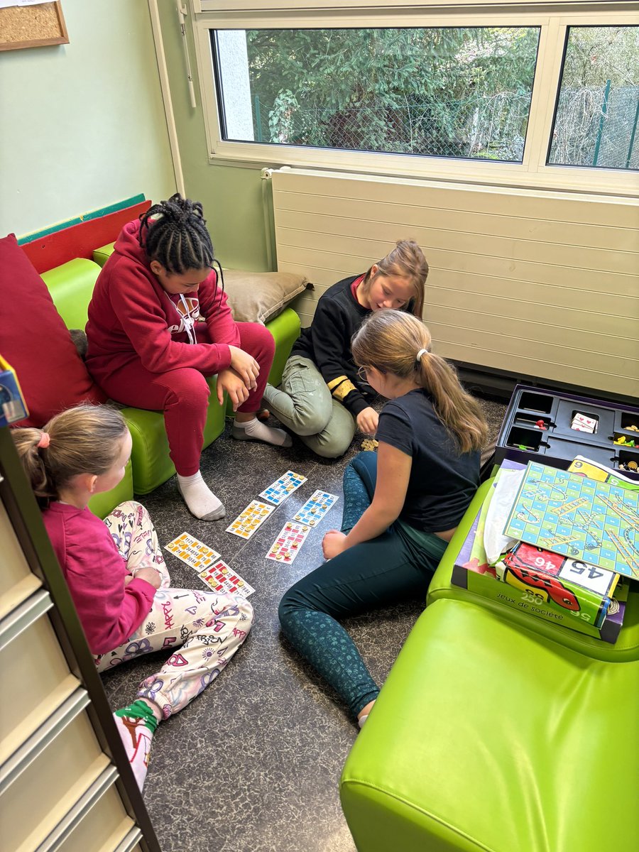 EMihiel's tweet photo. La médiathèque accueille les élèves de toutes les classes pendant la récréation. L’objectif est d’apprendre à se connaître, jouer ensemble calmement et apaiser le climat scolaire. #luttecontreleharcelementscolaire @DSDEN55 @ICommercy https://t.co/ObmGtvZQhR