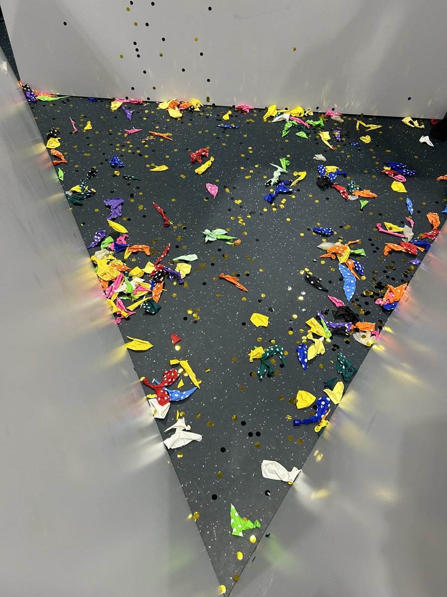 #MaidaValeSchool #MaidaValeArt #MaidaValeYear12 Maia and Isaac create an installation based on Happiness. <a href="/MartinCreed/">Martin Creed</a> and <a href="/YayoiKusama/">yayoi kusama</a> are the inspiration. #ConflictofSpace project is so much fun! We turned the tables on their sides. #ContemporaryArt