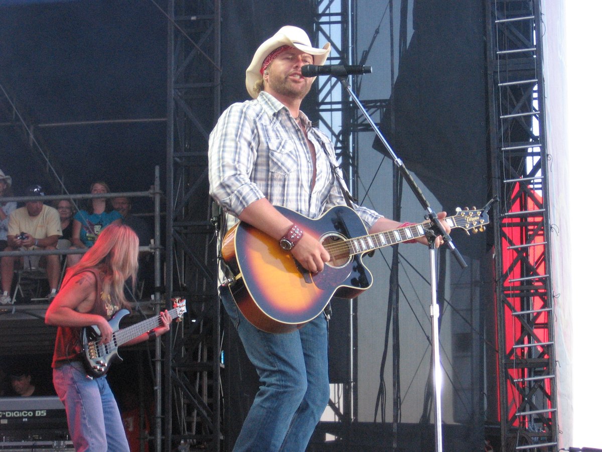 LoungeCKRM's tweet photo. We said goodbye to Toby Keith today on #1's @ 1 with @620CKRM "Toby Keith passed peacefully... surrounded by his family". "He fought his fight with grace and courage. In June 2022 he was battling stomach cancer saying he had been diagnosed in the Fall 2021. #FUCancer https://t.co/EoagazVVPf
