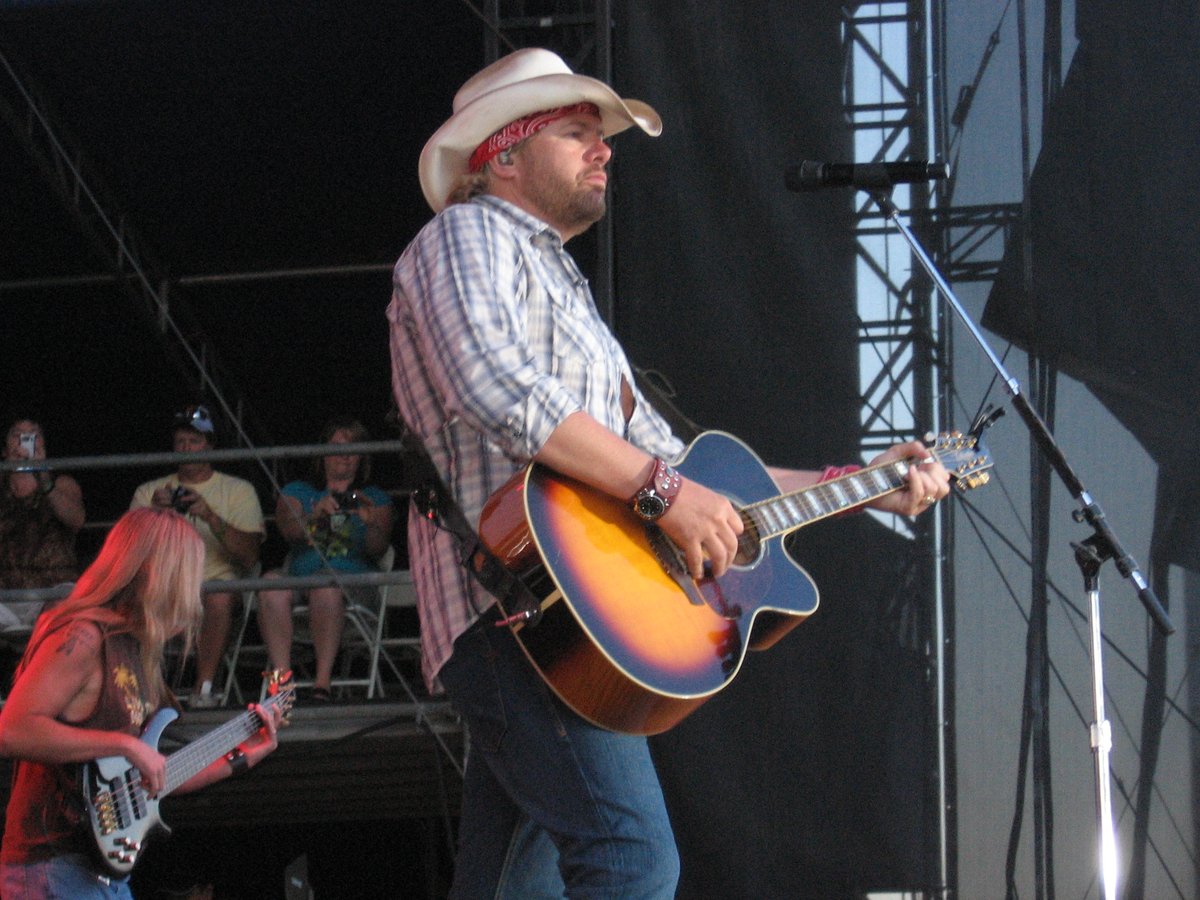 LoungeCKRM's tweet photo. We said goodbye to Toby Keith today on #1's @ 1 with @620CKRM "Toby Keith passed peacefully... surrounded by his family". "He fought his fight with grace and courage. In June 2022 he was battling stomach cancer saying he had been diagnosed in the Fall 2021. #FUCancer https://t.co/EoagazVVPf