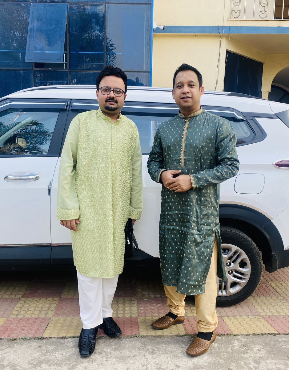sourabhgoho's tweet photo. A post concert click after the performance at Medinipur on Sunday, 4th February 2024. It was a beautiful moment playing with my dearest elder brother, @ShirazAliKhan18 after a gap of one year, wonderfully organised by Charyya at Gope College 🙏🏻

#15yearsofindradhanu #medinipur https://t.co/2WKh37OJg0