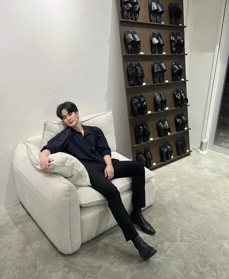 alwaysedi3's tweet photo. In the legs category P’Yoon will always win 

#yoonpsn 🐳 https://t.co/97rhib4Uo5