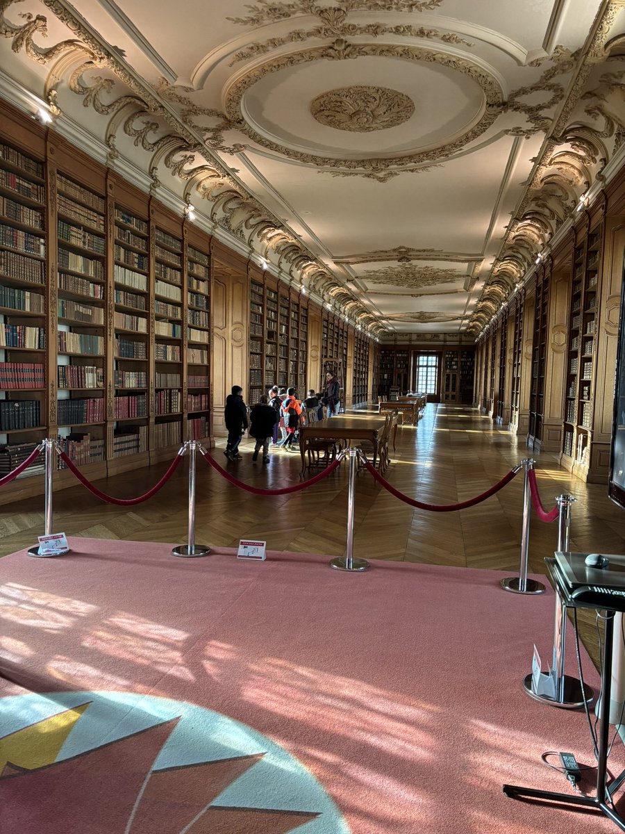 Deuxième visite à la bibliothèque Bénédicte #EAC et à la salle du conseil municipale de #villedesaintmihiel , au programme découverte du plan et des cartes dans des livres de plus de 250 ans .
<a href="/DSDEN55/">DSDEN55</a> <a href="/ICommercy/">IEN de Commercy</a> <a href="/daac_nancy_metz/">Sophie Renaudin #EAC #lecture #oral #territoires</a>