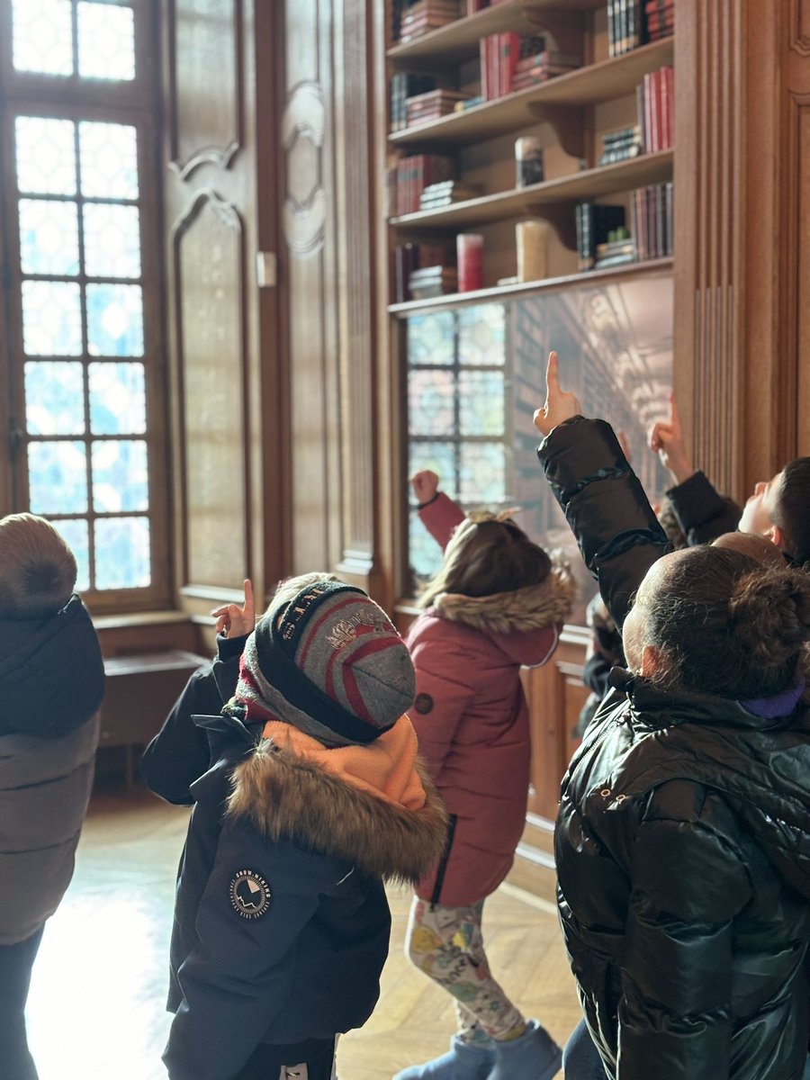 EMihiel's tweet photo. Deuxième visite à la bibliothèque Bénédicte #EAC et à la salle du conseil municipale de #villedesaintmihiel , au programme découverte du plan et des cartes dans des livres de plus de 250 ans .
@DSDEN55 @ICommercy @daac_nancy_metz https://t.co/aA1vL2ZVkr