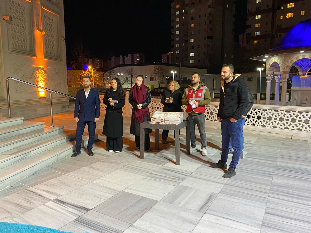 rpbeylikduzu's tweet photo. Yeniden Refah Partisi Beylikdüzü İlçe Başkanlığı  Teşkilatımız Miraç Kandili vesilesiyle Beylikdüzü Belediye Başkanı adayımız Vehbi Orakçı ve Teşkilatmız ile birlikte halkımız ile buluştuk. Şehitlerimiz ve tüm ahirete göç etmişlermiz için lokma dağıtımı yaptık. Rabbim kabuletsin https://t.co/bWaJan1IQz
