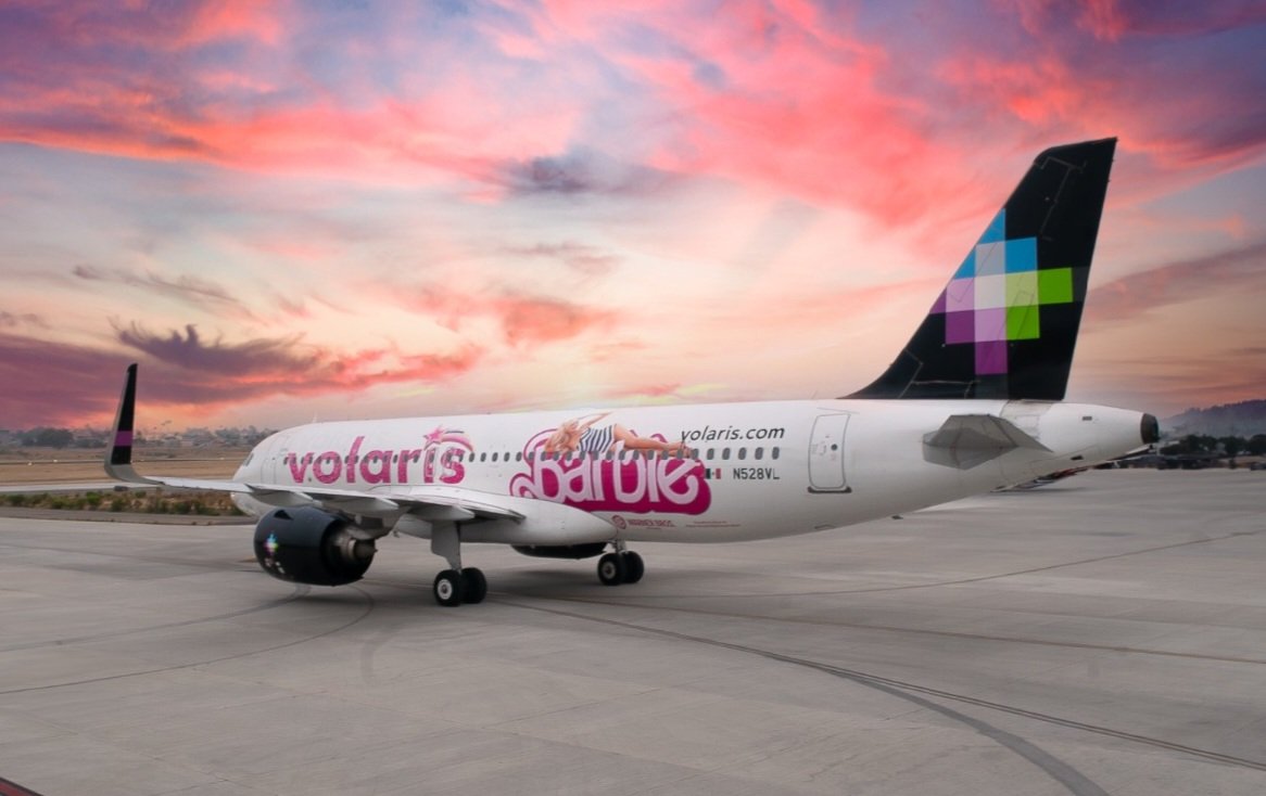 AircraftBy's tweet image. My drawing vs real photo of @Airbus A320neo N528VL painted in &quot;Barbie&quot; special livery of @flyvolaris @viajaVolaris 🎀🇲🇽
I love their planes 💜
Photographer: unknown
#Volaris #flyVolaris #viajaVolaris #drawing #planes #A320neo #AirbusA320neo #VolarisMexico #clouds #airline #artist