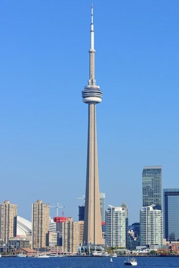 6 de febrero, Toronto #Canadá 1973. Inició la construcción de la icónica “Torre CN” o #CanadianNationalTower. Torre de radiodifusión más alta de América, con una altura de 553,3 metros. Es considerada una de las Siete Maravillas del Mundo moderno,principal postal de la ciudad.