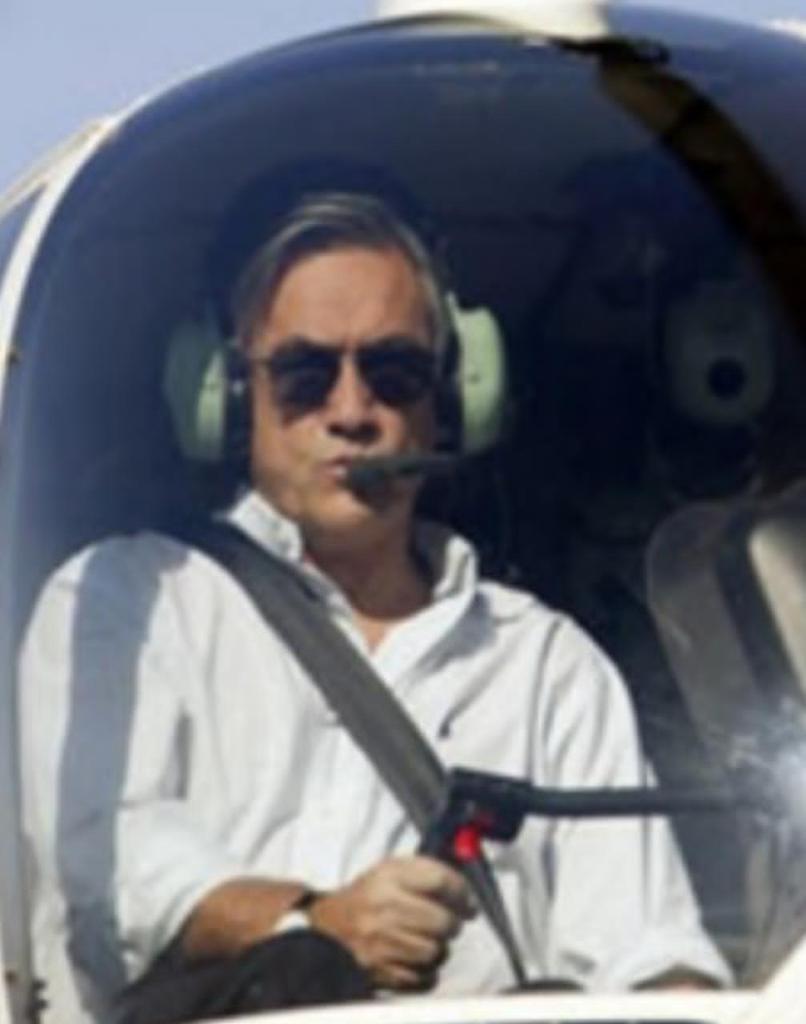 URGENTE: EX PRESIDENTE SEBASTIAN PIÑERA FALLECIÓ  AL CAER SU HELICÓPTERO 

Gobierno de Chile ha confirmado a las 17:00 hrs su muerte al caer el helicóptero que pilotaba en lago Ranco.

El cuerpo de Sebastián Piñera, 74 años, ya fue recuperado por buzos. Se declara Duelo Nacional.
