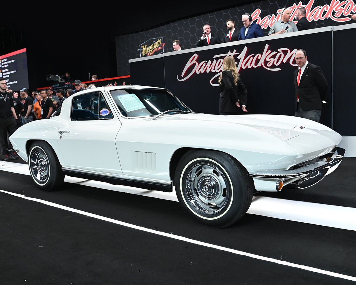 Barrett_Jackson's tweet photo. This @Chevrolet #Corvette "#BigTank" coupe is one of two with N03 tanks built in 1967 - and it sold for $550,000 at #BarrettJackson #Scottsdale!
Read more: https://t.co/K6kLzscvK5 https://t.co/iTEliqfvNq