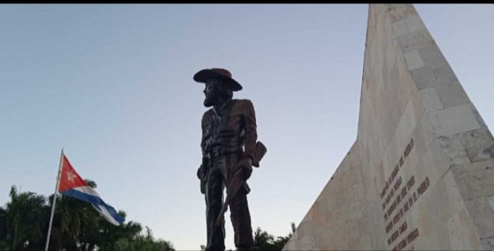 Rolando21013822's tweet photo. El pueblo de Yaguajay rindió tributo al  señor de la Vanguardia Camilo Cienfuegos Gorriarán en el 92 aniversario de su natalicio
 #CamiloVive  #SanctiSpíritusEnMarcha
#Taguasco 
@DeivyPrezMartn1 @DiazCanelB @AlexisLorente74 @yan46609 https://t.co/sC0nn5QYAX