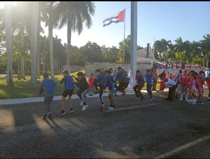 Rolando21013822's tweet photo. El pueblo de Yaguajay rindió tributo al  señor de la Vanguardia Camilo Cienfuegos Gorriarán en el 92 aniversario de su natalicio
 #CamiloVive  #SanctiSpíritusEnMarcha
#Taguasco 
@DeivyPrezMartn1 @DiazCanelB @AlexisLorente74 @yan46609 https://t.co/sC0nn5QYAX