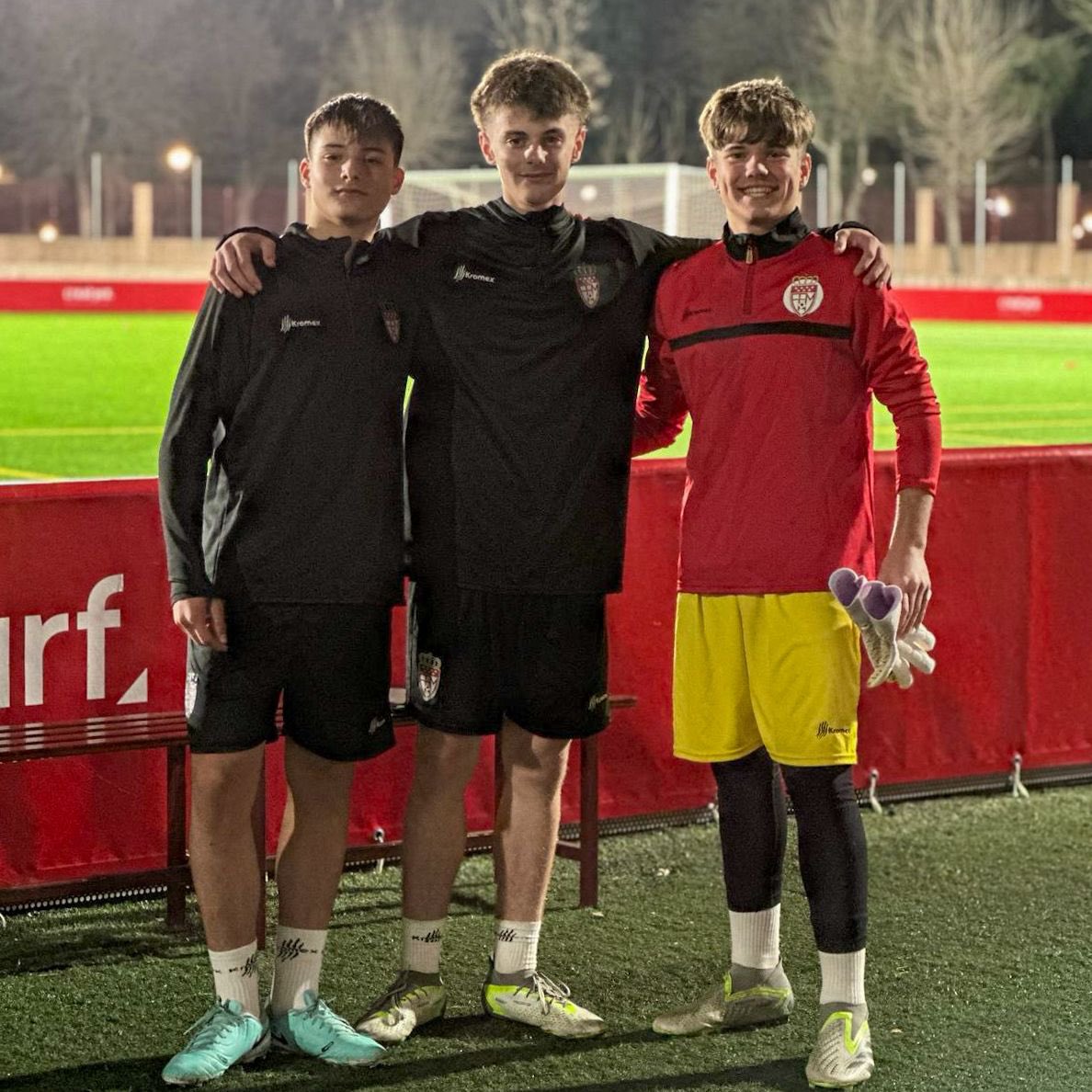 📋🥒 𝗦𝗘𝗟𝗘𝗖𝗖𝗜𝗢́𝗡 | Gabriel Holguín, Alejandro González y Eder Alarcón, del Infantil A, en el entrenamiento con la #SeMadrid Sub-14 tras su convocatoria por la <a href="/RFFM_oficial/">RFFM</a>. 

#CanteraPepinera