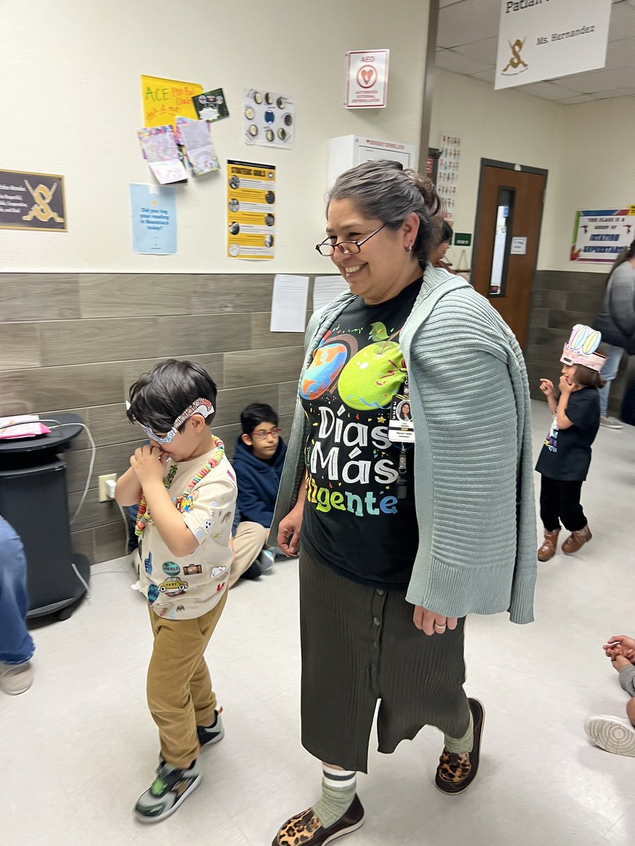 PatlanES's tweet photo. “Eye survived 100 Days of School” @SeguinISD https://t.co/cIyHpsYnDz