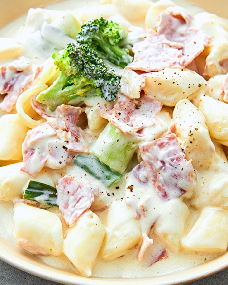 Get ready to be blown away by the rich, creamy goodness of K Soul Food Carbonara Tteokbokki – it's quick, flavorful and simply addictive! 🤤🧀