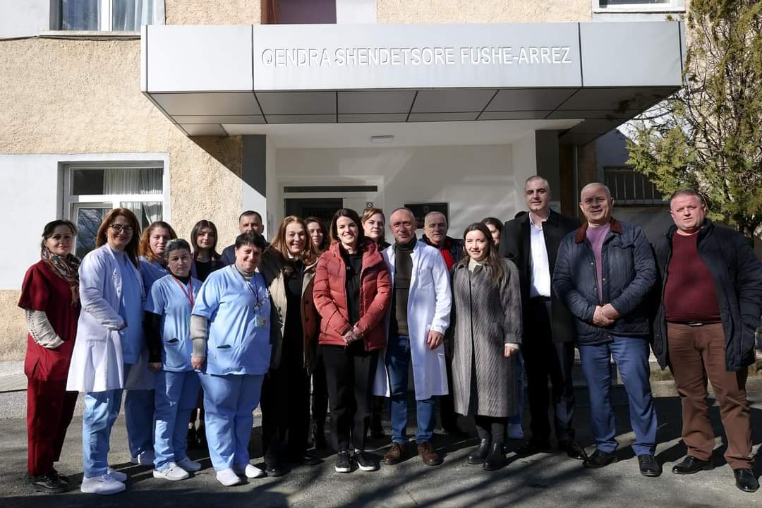 albana_kociu's tweet photo. Nga vizita në Qendrën Shëndetësore në Fushë Arrëz 🏥
#Faleminderit me 🤍 doktor Nikolinit dhe të gjithë personelit mjekësor, të cilët çdo ditë 24/7 i përkushtohen shërbimit ndaj komunitetit te kësaj zone 👏
#MSHMS
#ShëndetiiPari
#QSh24/7 https://t.co/pdYHqqAbxk