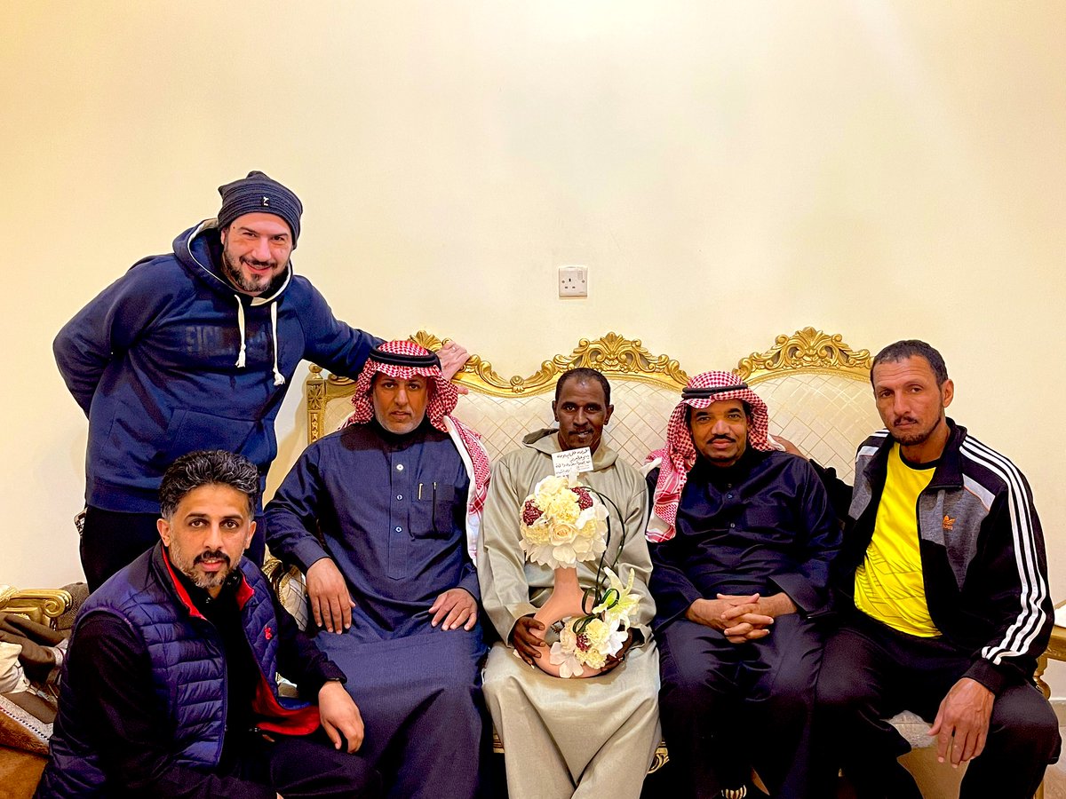 AlshbabFryq's tweet photo. #فريق_الشباب

قامت إدارة فريق الشباب بزيارة اللاعب / #محمد_الحسين لاعب نادي الرائد السابق للإطمئنان على صحته بعد الوعكة الصحية التي تعرض لها قبل أيااام ،،،

حمداااا لله على سلامتك أبا عبدالعزيز ،،
الله يتبع لك بالصحة والعافية ،،
طهووووور إن شاء الله ،، https://t.co/SHfPihMX02