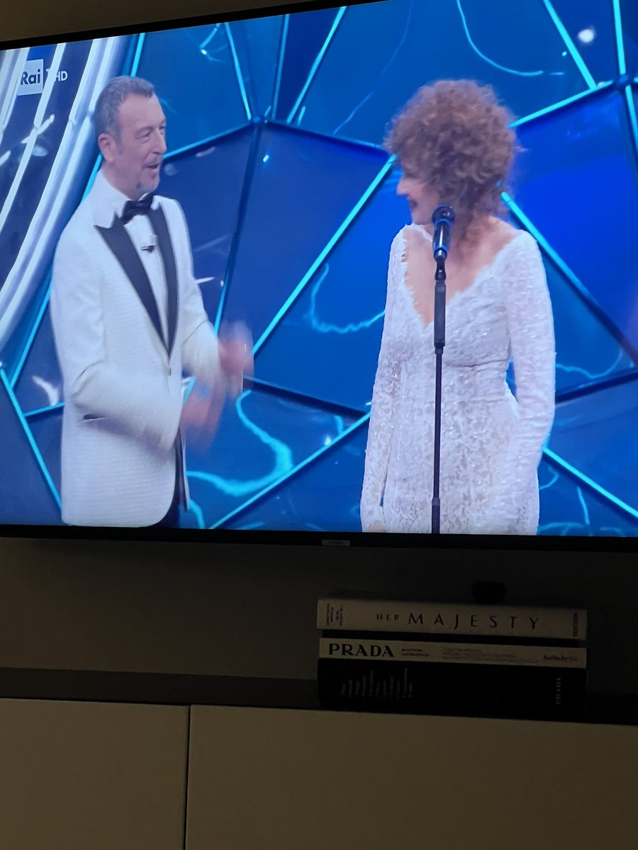 theflyer77's tweet photo. Aspettiamo il prete e può iniziare la cerimonia… ma Fiorella può tutto
#SANREMO2024 https://t.co/0AKFVO7FaW