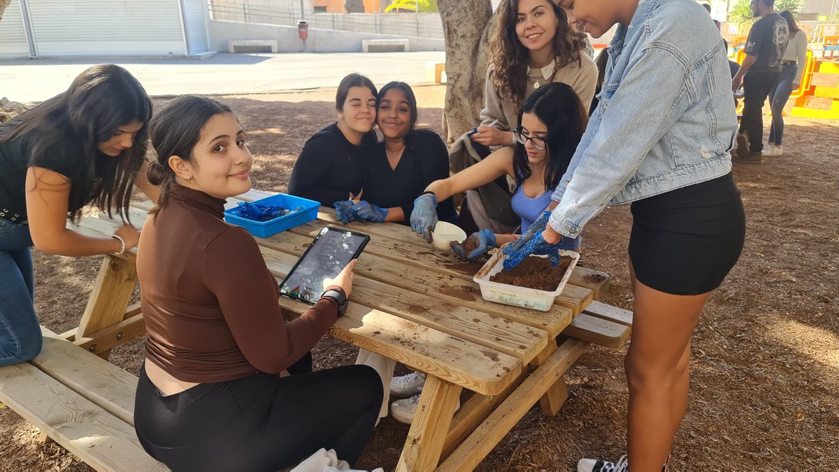 IES_MARINA's tweet photo. #SemanaCultural2024: Explorando la salud del suelo en nuestro huerto. El taller práctico nos equipó con habilidades para mejorar la sostenibilidad y cuidado de la tierra. 🌱🌍 #Sostenibilidad #HuertoEscolar #CulturaEnAcción 🌿 #InnovAS
@EducacionCan @CanSaludable @EducacionCan https://t.co/EdLG2fM8pB