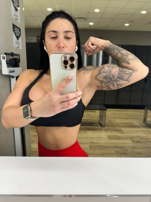 Post workout selfie 😛  https://t.co/xRX8vyvjuj https://t.co/8U2NPIQLID