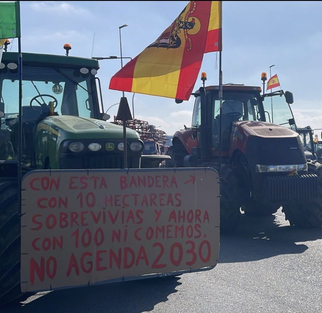 Agricultores vascos, sin un sólo símbolo visible, bloquean la plataforma de Mercadona. Agricultores, con banderas franquistas, se manifiestan contra la agenda 2030. Igual dejar de lado las diferencias y saber quién es el 'enemigo' es lo que logra esos 'privilegios' de los vascos.