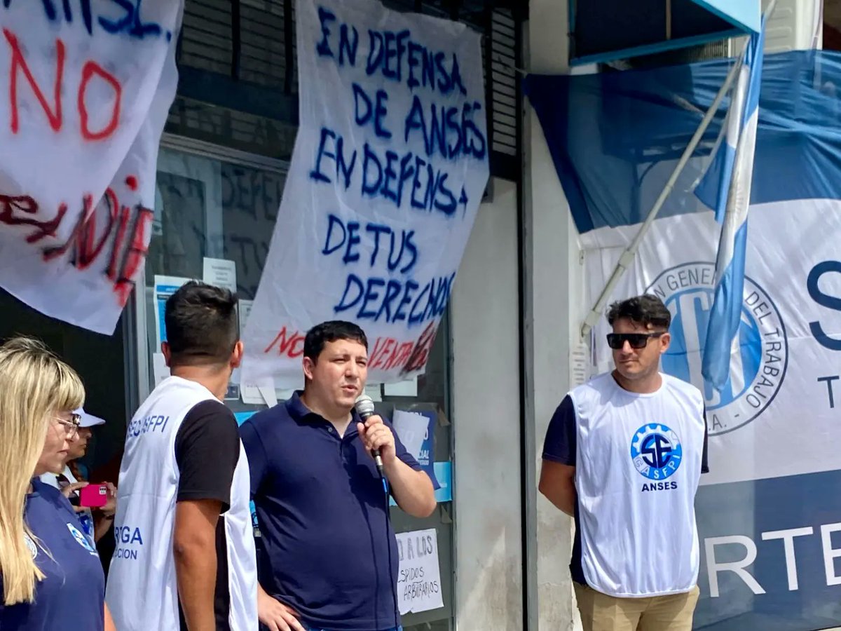 JApdfa's tweet photo. #Lanus 📌

Hoy, estuvimos presentes y acompañamos a nuestro sindicato hermano de @secasfpi en la asamblea que realizó en #Anses para exigir la inmediata reincorporación de los compañeros/as que fueron despedidos 🇦🇷💪🏻

#UnidadDeLosTrabajadores 
#NiUnDespido
#AdrianSilvaConduccion https://t.co/BXvAGU6HlG