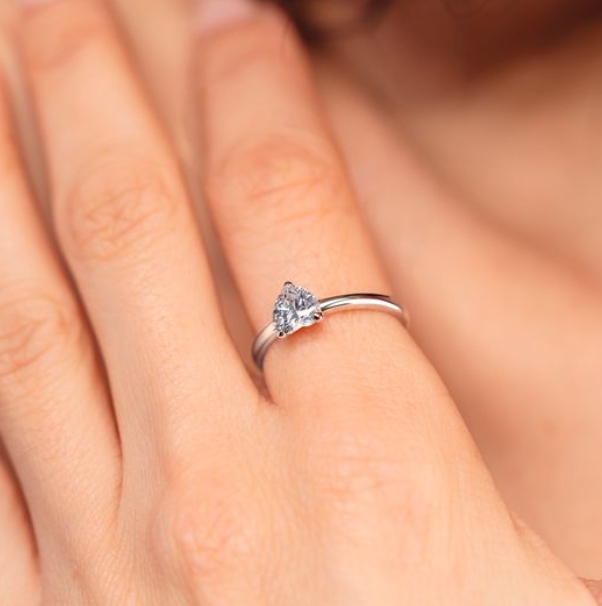 CCELTABLERO's tweet image. ¿Hay una manera más romántica de decir “Te quiero” que con un anillo? 💍💕
Anillo Time Road WS03197/10
#TimeRoad

📍 #CCElTablero 🌅
ℹ️ cceltablero.com

#tiendastimeroad #joyeria #joyas #joyascorazon #sanvalentin