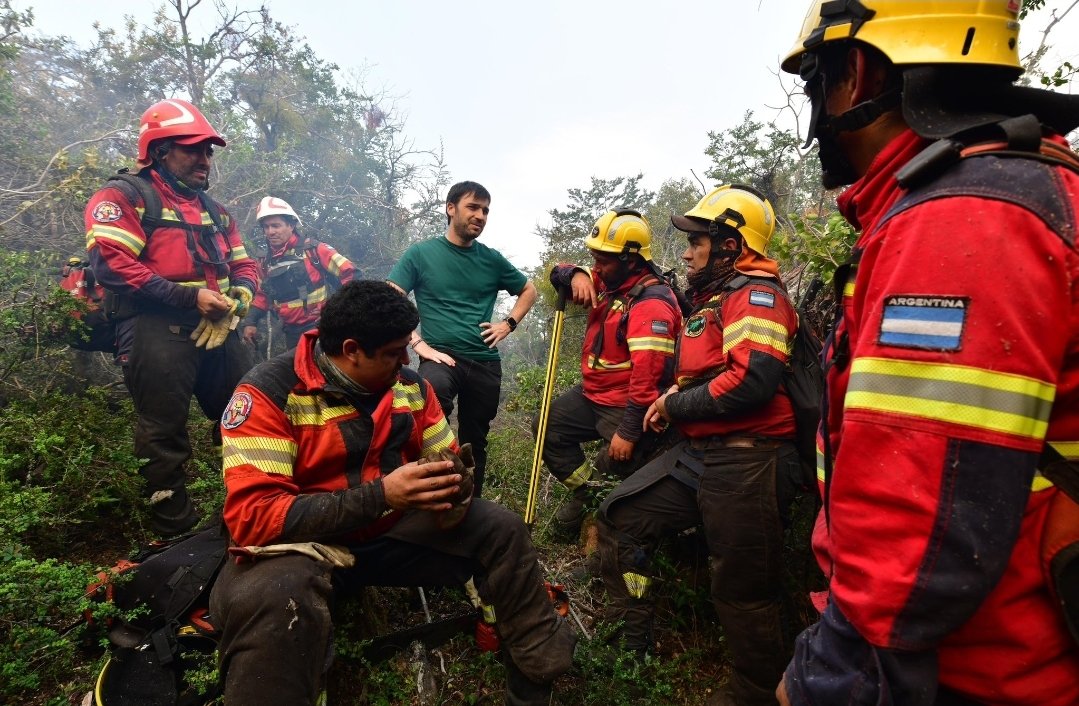 panchobrc's tweet photo. El gobierno de #Chubut ofrece $ 5 millones para quien aporte datos certeros sobre los responsables de iniciar el incendio en El Centinela, que ya arrasó con cerca de 7000 hectáreas de bosques nativos.
#IncendiosForestales #incendioschubut 
@NachoTorresCH https://t.co/fY6XfSRVap