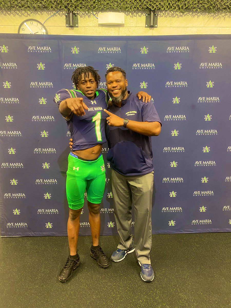 Guyvenson305's tweet photo. Had a great time at @GyreneFootball this weekend thank you for the visit @CoachTillman @JacquezGreen @RecruitManatee @BigCountyPreps1 @ConleyTZiah @H2_Recruiting @footballhotbed @larryblustein @Coach_Brady https://t.co/J5YoTAEPSk