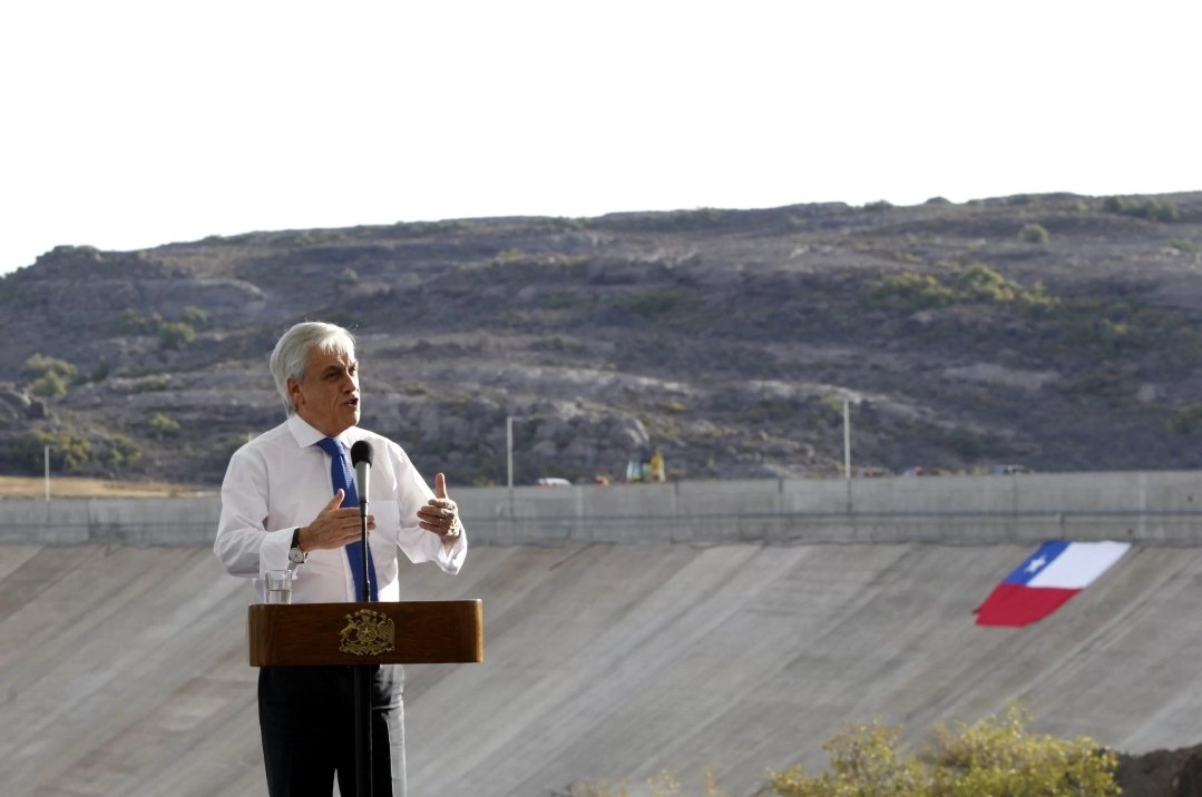 PedroCastilloD's tweet photo. Desde @Municombarbala extendemos nuestras más sinceras condolencias a la familia del ex Presidente Sebastián Piñera por su inesperada y trágica partida. Recordamos su visita a Combarbalá donde inauguró el Embalse Valle Hermoso y visitó nuestra Escuela América. Descanse en Paz https://t.co/vzygBJyyXI