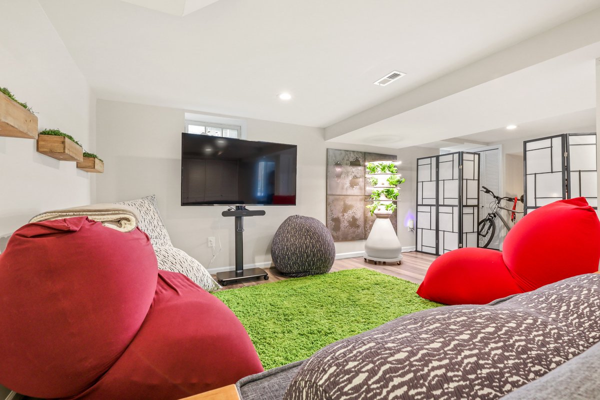 suregroupreal's tweet image. Stunning newly renovated home in the sought-after mount Washington neighborhood with open floor plan now available!

📍 Price &amp;amp; location- bit.ly/3Synlce

#mountwashingtonliving #homerenovationgoals #chefkitchen #luxuryliving #openfloorplan #privateyardoasis