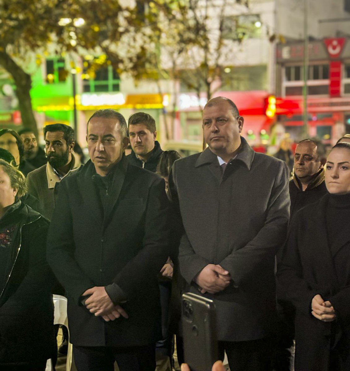 MenderesChp's tweet photo. 6 Şubat depreminin yıldönümünde, büyük felaketin yaşandığı saat olan 04.17'de ilçe meydanımızda toplanarak yaşamını yitiren onbinlerce vatandaşımızı andık. Depremde hayatını kaybedenleri bir kez daha rahmetle anıyor, acılı ailelerine sabır diliyoruz . #deprem #6şubatanma https://t.co/VzAldvYnzt
