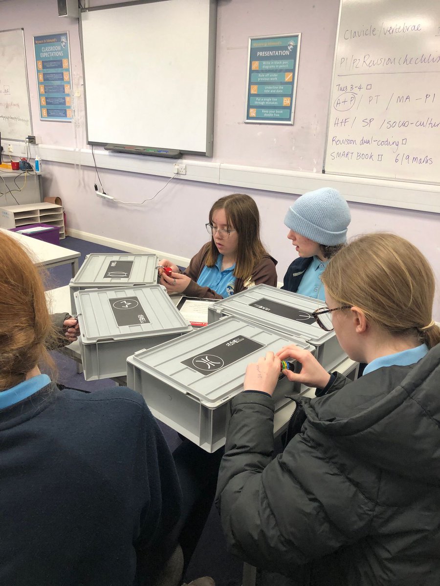 WyvernStEdsPE's tweet image. Some of our year 9 girls took part in our ‘She Can Be Active’ event today @ WSE. They got involved in a variety of activities and showed great leadership, problem solving and determination. 

Big thank you to @SalisburySgo for organising and @ArmyintheSW for running the event!