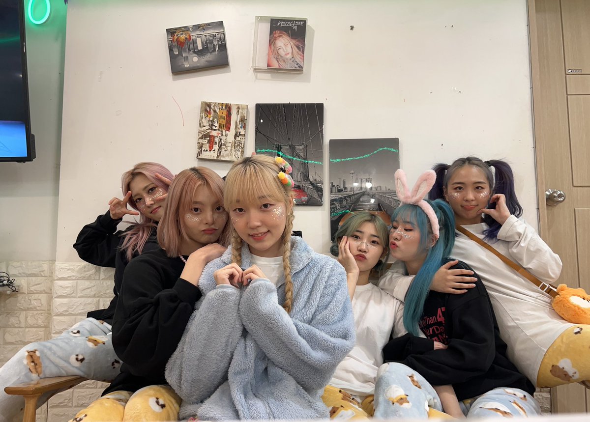 YoungchaeBrasil's tweet photo. {🪐} Hoje de madruga teremos o lançamento do tão esperado single pre debut do KELT9b 🥹 por favor apóiem as meninas!!

#JooYoungchae #주영채 #Youngchae #영채 #KELT9b #켈트나인 https://t.co/fVBvtCa8t5