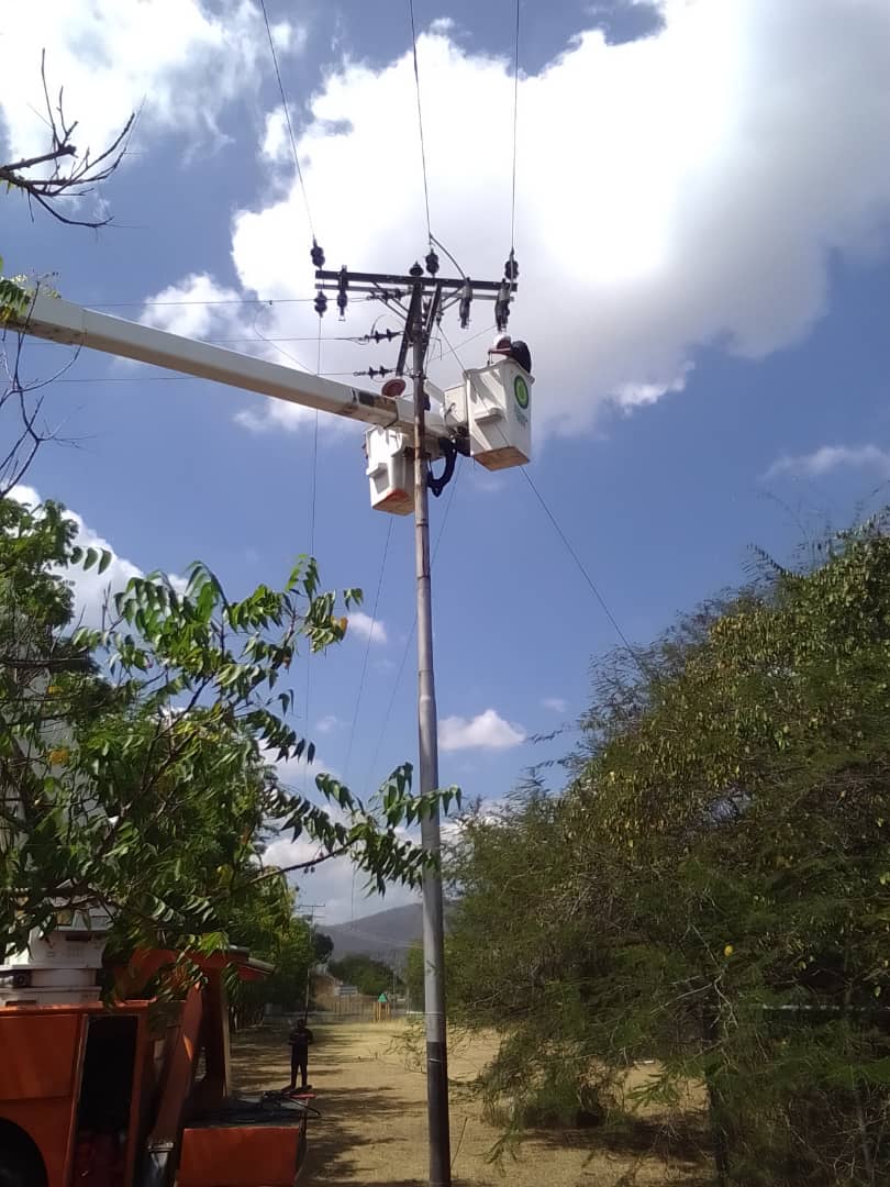 Con la finalidad de fortalecer el sistema eléctrico y la prestación del servicio en el municipio Rafael Urdaneta del estado Miranda, <a href="/CorpoelecInfo/">Corporación Eléctrica Nacional</a> realizó un mantenimiento integral a los circuitos Americer, Zamora y Tacata Cúa para favorecer a más de 4 mil familias.

#9Feb