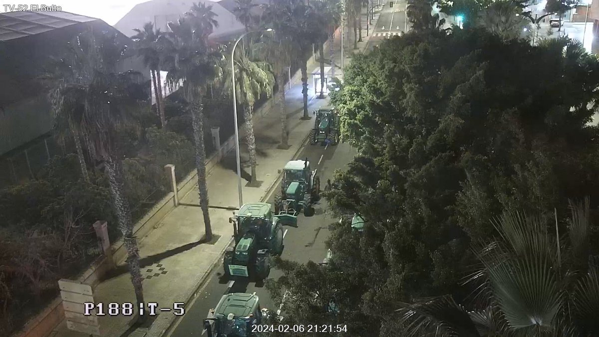 malaga's tweet photo. ⚠️ 51 de los 90 tractores que a lo largo del día han bloqueado accesos al puerto continúan en el entorno de San Andrés, Avda. José Mª Garnica y Alameda Colón. En previsión de que sigan mañana, usa transporte público, evita circular por el centro, usa las rondas de circunvalación. https://t.co/DeNluQuNIY