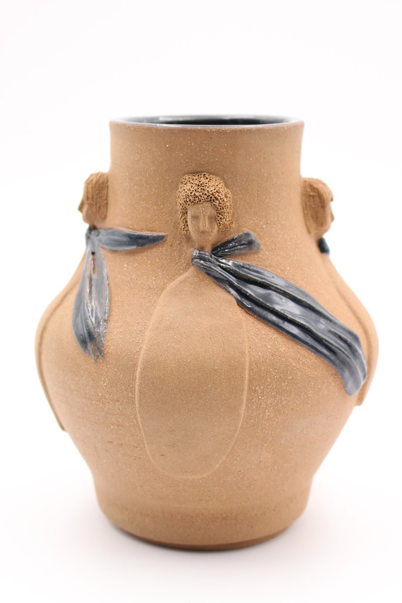 UntitledSquare's tweet photo. This piece is called 𝓢𝓸𝓯𝓽 𝓦𝓲𝓷𝓭𝓼 𝓔𝓶𝓫𝓻𝓪𝓬𝓮 from our 𝓖𝓻𝓸𝔀𝓷 𝓤𝓹𝓼 collection. Check our bio for the link. #potteryforall #handmadeceramics #throwlikeagirl #contemporaryceramics #ceramiclove #ceramicshare #functionalceramics #smallbusiness #art #womeninbusiness https://t.co/kHThiYnVGC