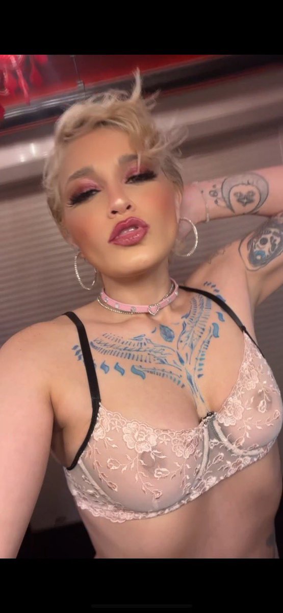 cocoshotline's tweet photo. My gf’s contact pic of me 💋 https://t.co/jL0rTfNnHd