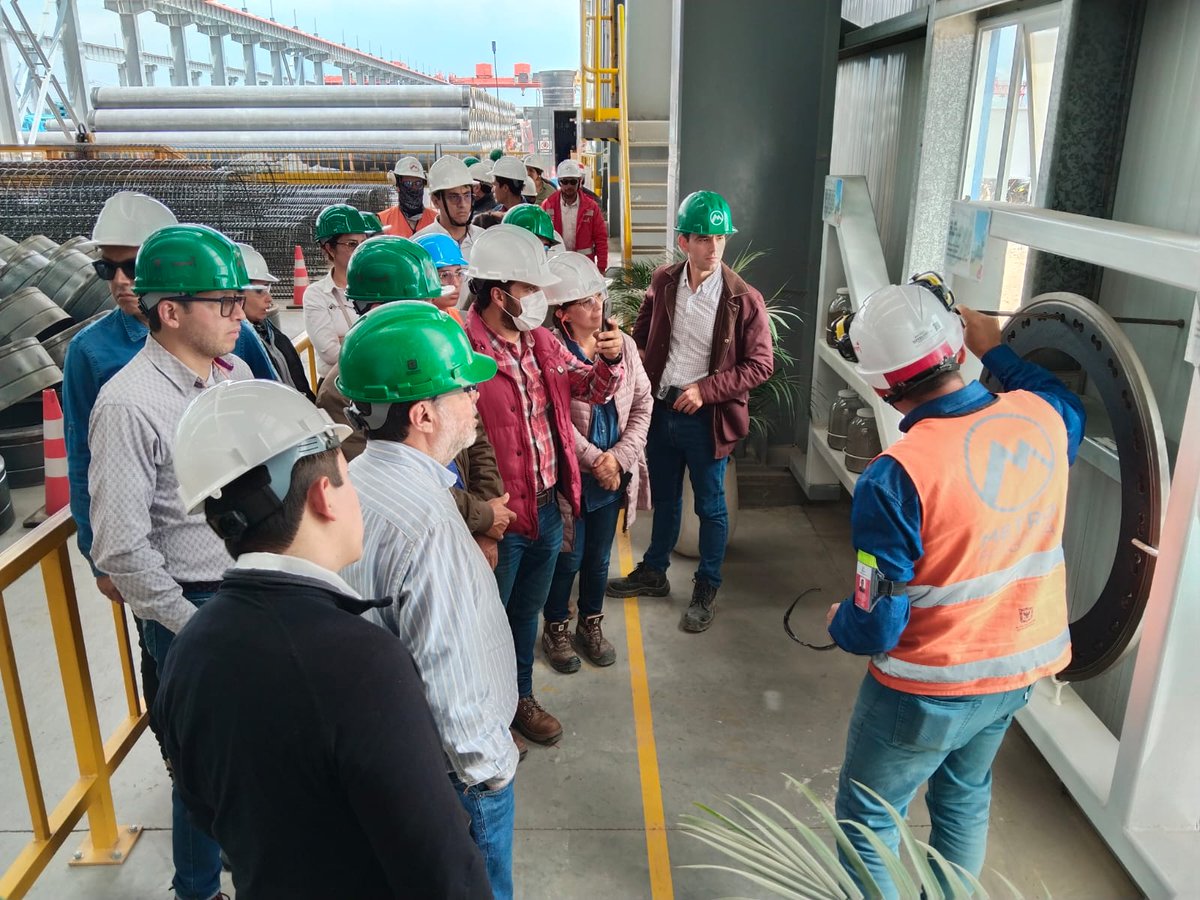 Miembros de la <a href="/RAMovilidad/">Red Académica de Movilidad Colombia</a> visitaron hoy el patio taller de la Primera Línea del Metro de Bogotá #PLMB 🚝 y evidenciaron el proceso constructivo de los pilotes prefabricados PHC que se fabrican en el corazón del proyecto.

#LaRedMetroNosUne