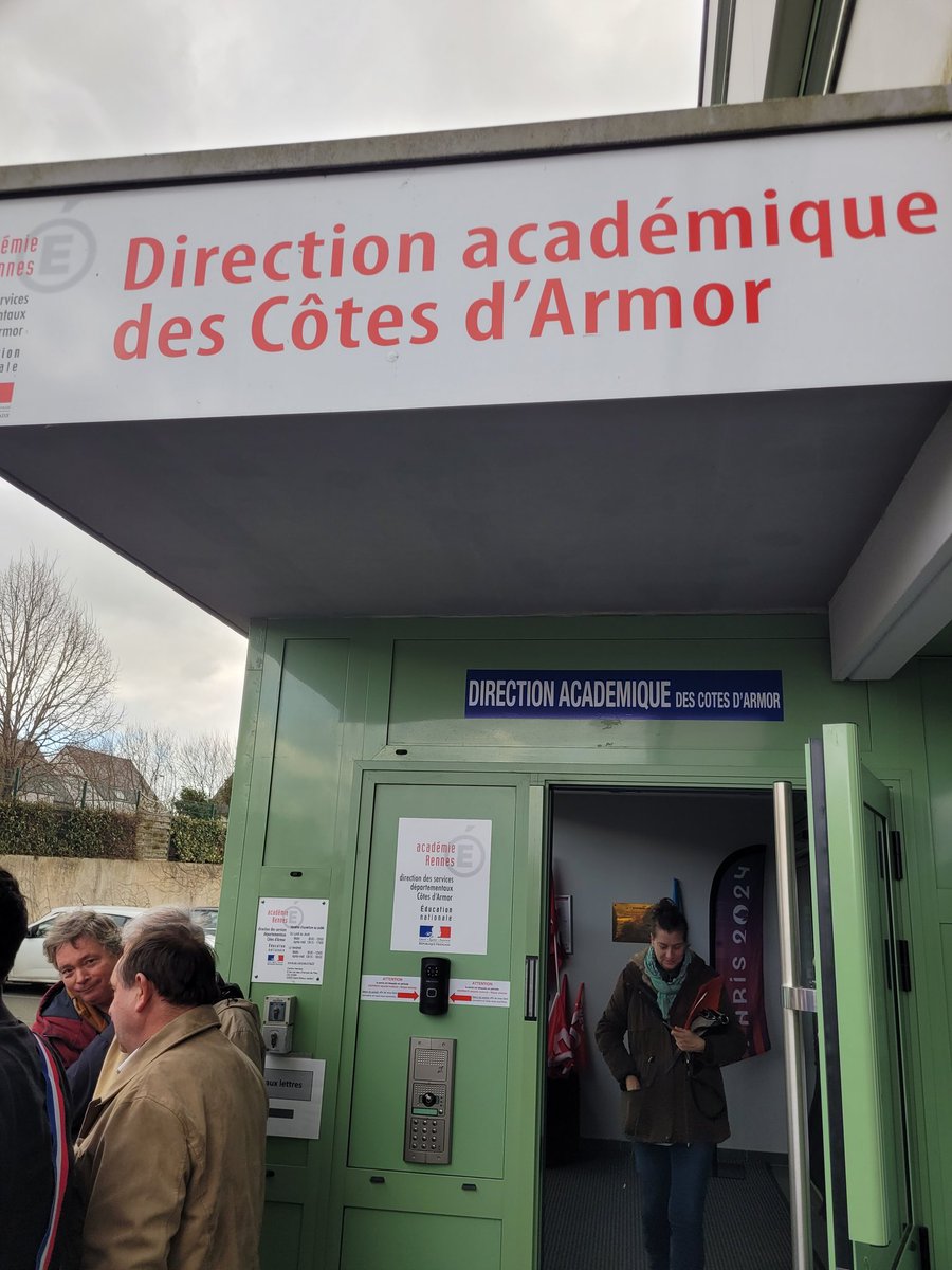 Cet  AM à l'académie du 22 pour défendre les filières bilingues publics menacées de fermeture. L'académie ne prend pas en compte la diversité de nos territoires ruraux et leurs différentes spécificités. Pour réussir la convention État-Région  maintenons les classes bilingues ❗️