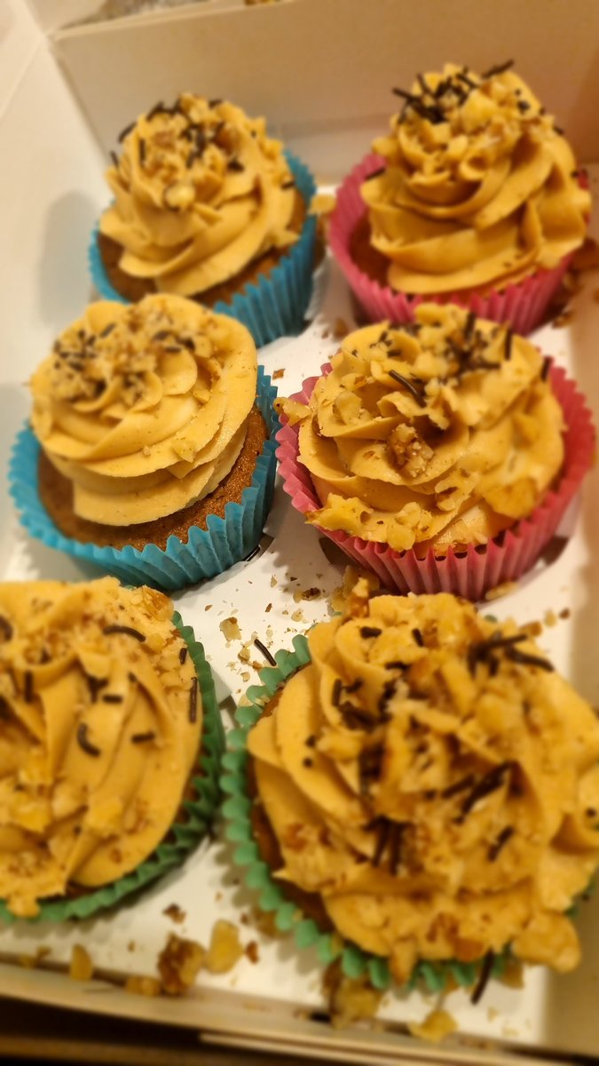 Just finished baking ... it must mean it's someone's birthday at work... 🥳🎂  

#HomeBaked #Cupcakes