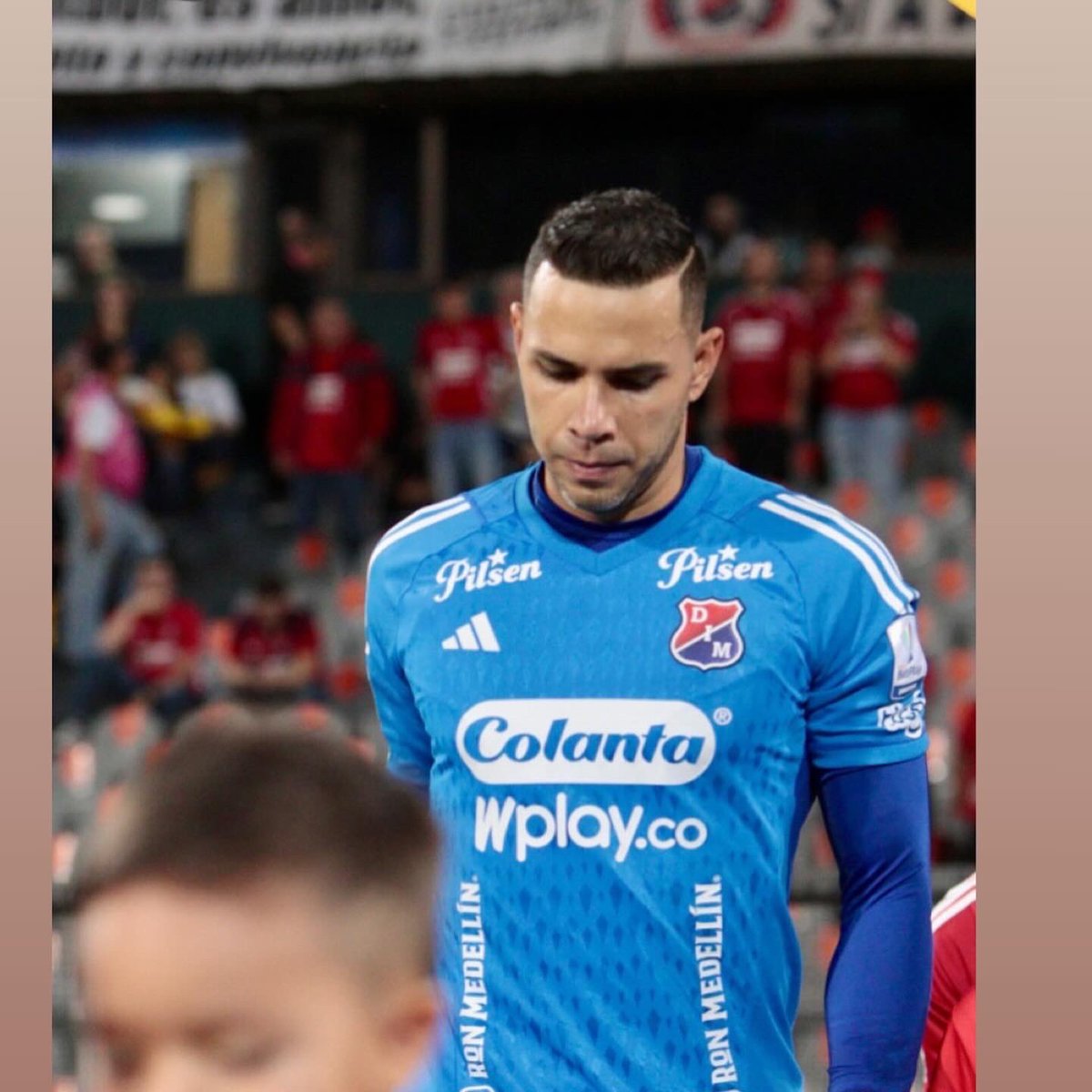 Darle la gloria a Dios que en medio de las dificultades nos brinda su respaldo, feliz de compartir con mi familia este gran partido, excelente esfuerzo, trabajo y entrega del equipo para llevarnos una importante victoria en nuestra casa y con nuestra hinchada 💪🏼🔴🔵 <a href="/DIM_Oficial/">DIM</a>