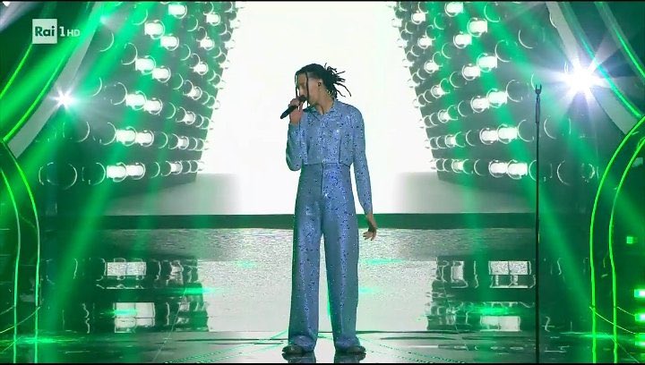 “Ma come fate a dire che qui è tutto normale, per tracciare un confine con linee immaginarie bombardate un ospedale Per un pezzo di terra o per un pezzo di pane
Non c’è mai pace”
#ghali gran pezzo a #SANREMO2024