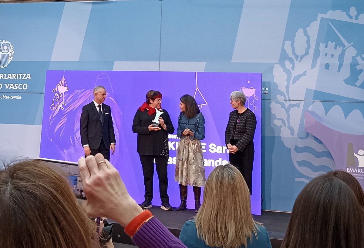 AizpeaOM's tweet image. Zorionak #MariasunLanda!
Zenbat hamarkada posible denaren hormak zabaltzen, zenbat bidaide ahaztezin!

#EmakundeSaria