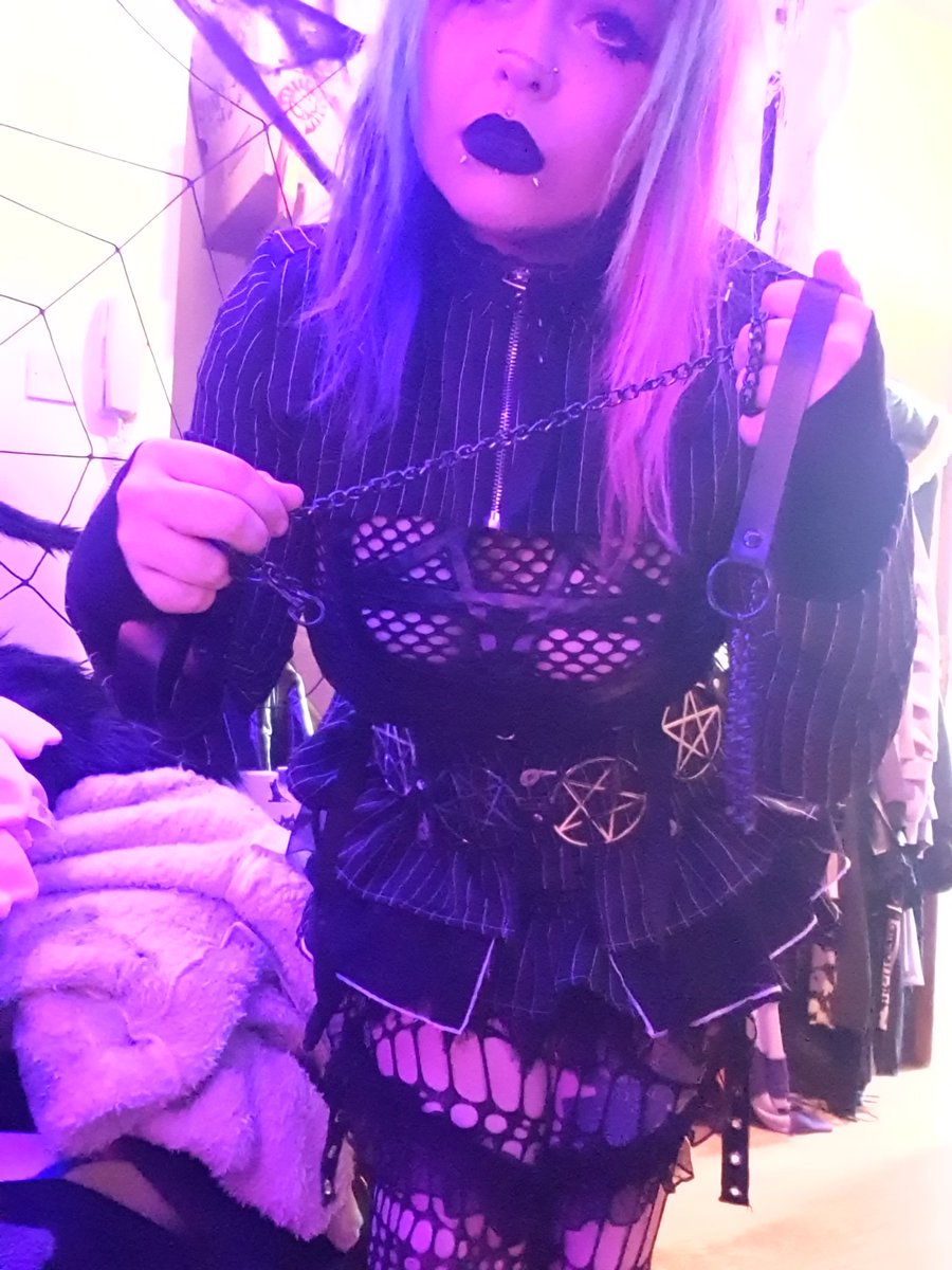 MissRubyGloomy's tweet photo. Send, sit, bark, you worthless fucking dog.

Femdom findom humanATM cashcow cuck beta loser https://t.co/J3B5Idposz