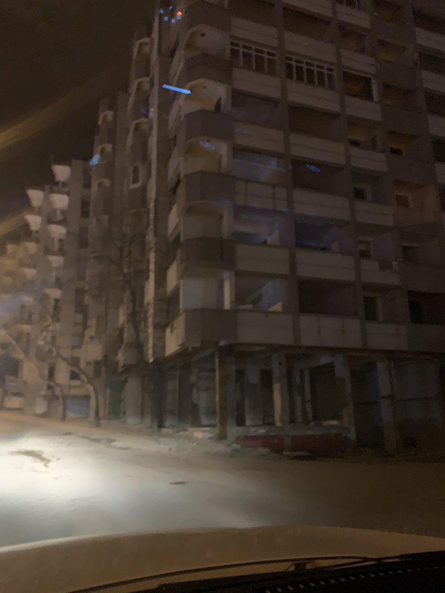 Güncel durum bu şekilde. Hala böyle hasarlı binaların yanından geçmek zorundayız.  #kahramanmarasdepremi #DepremiUnutmaUnutturma #deprem